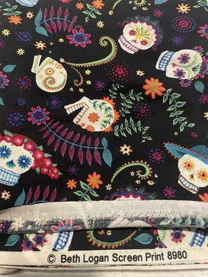 Tela de algodón por yarda Beth Logan 8980 Calaveras Día de Muertos Calavera de azúcar negra Foto 1 de 3