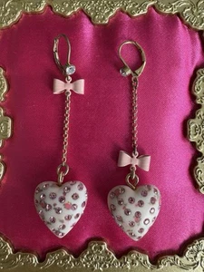 Betsey Johnson Vintage Tea Party Pink Rose Bud Rosebud Lucite Heart Earrings - Picture 1 of 3