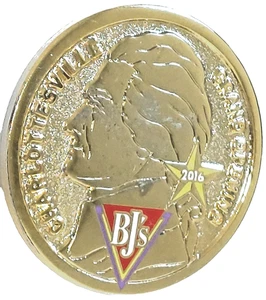 Prendedor de solapa BJ's Restaurant Charlottesville, Virginia Gran inauguración 2016 (níquel) - Imagen 1 de 3