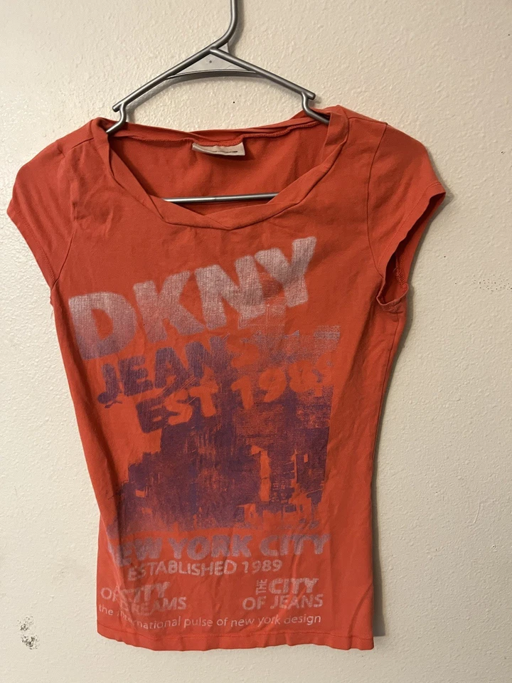Camiseta dkny Graphic Y2K Algodón - Mujer Pequeña Naranja Manga Gorra Foto 1 de 4