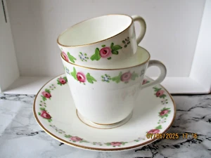 ANTICO TRIO IN PORCELLANA DIPINTO A MANO, TAZZA DA TÈ, TAZZINA DA CAFFE' e PIATTINO, FLOREALE - Foto 1 di 6