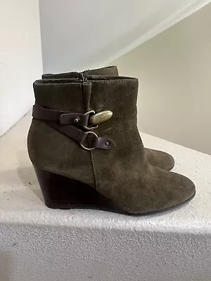 Tahari "Sharon" Navy Green Leather Upper Zip Wedge Ankle Boots Booties Size 10 - Image 1 of 4