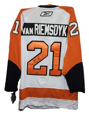 CAMISETA AUTOGRAFADA PERSONALIZADA COM CERTIFICADO DE AUTENTICIDADE JAMES VAN RIEMSDYK PHILADELPHIA FLYERS ASSINADA - Imagem 1 de 4