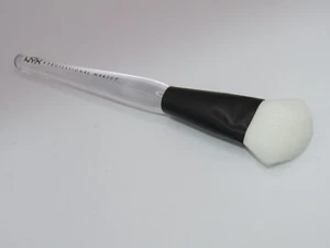 NYX PROFESSIONAL HIGH GLAS ILLUMINATING POWDER BRUSH - 110 - Picture 1 of 5
