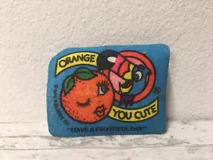 1977 Kellogg's FROOT LOOPS Cereal Toucan Sam SCRATCH-n-SNIFF toppa di ferro - Foto 1 di 3