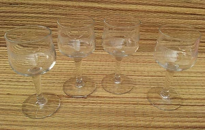 Old small engraved stemmed glasses from the 1950s French antique bistro - Picture 1 of 1