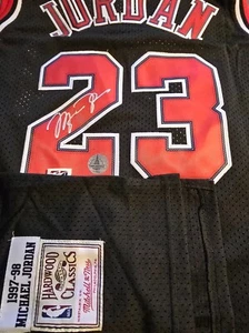 MICHAEL JORDAN CHICAGO BULLS #23 SIGNED 97'-98' BLACK HARDWOOD CLASSICS JERSEY - Picture 1 of 12