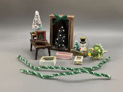 Miniature Christmas Pieces Doll House Mixed Lot - Image 1 of 4