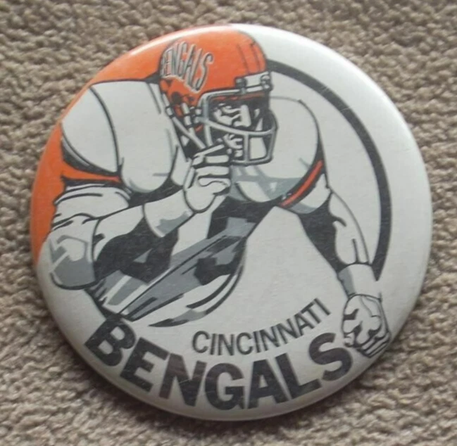 VINTAGE 1980's CINCINNATI BENGALS ☆PLAYER W/O TRADEMARK☆ 3 1/2" NFL PIN BUTTON - Image 1 of 1