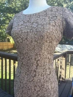 Vestido Pin-up Vintage Años 50 Encaje Moveble Satén Taupe Glamour Texturizado Flores Foto 1 de 4