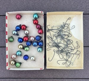 26 Stück Vintage Quecksilber Glas Miniatur Feder Baum Weihnachtsschmuck und Haken - Bild 1 von 2