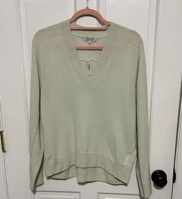 Elegante suéter de cachemir con cuello en V en un suave verde claro. Perfecto para capas. Foto 1 de 4