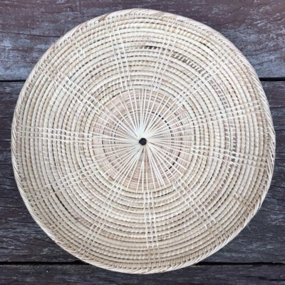 Bandeja redonda vintage de mimbre artesanal tailandesa para servir frutas y comida Foto 1 de 4