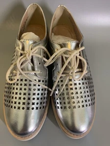French Blu Oxford Shoes Womens US Size 7 silver Metallic Shimmer NIB - Picture 1 of 7
