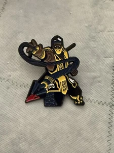 Mortal Kombat 💀 (Scorpion) 🔥 „Get Over Here!“ Emaille Sammlerstück Anstecknadel“ 🆕 - Bild 1 von 4