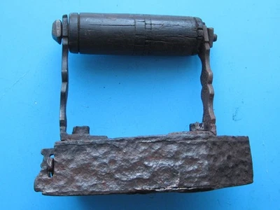 ancien petit  fer à repasser - Photo 1/4