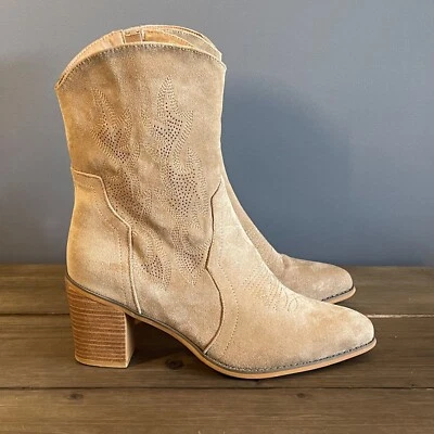 Botas occidentales Olivia and Kate para mujer de gamuza sintética talla 10 beige tacón ancho suaves Foto 1 de 4