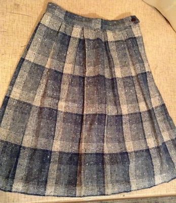 20 世纪 60 年代 S.A.R. 运动服,尺寸 12 海军蓝和灰色阴影格子打褶羊毛混纺裙 — 第 1/4 张图片