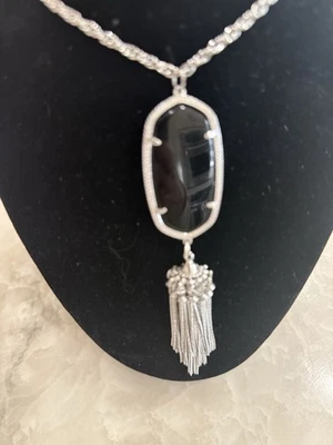 Kendra Scott Rayne Collar Largo Colgante Borla Tono Plata Piedra Negra Foto 1 de 4