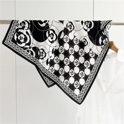 Bufanda de seda camelia blanca y negra para mujer Foto 1 de 4