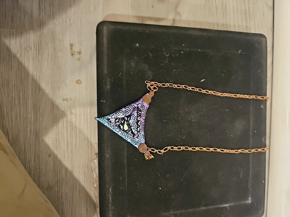 Ожерелье из дихроичного стекла с предохранителем кулон довольно фиолетовый, синий и розовый #R4TM - Изображение 1 из 4