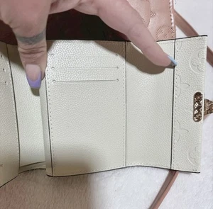 š¤Brand New, Gorgeous Small White/Cream Colored Wallet W/ Many Compartmentāsš¤ - Picture 1 of 9