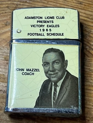 Encendedor de cigarrillos de fútbol americano Adamston Victory High School 1965 West Virginia WV Foto 1 de 4