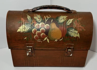 Cartera de mano lonchera decoupaged pintada abovedada abovedada con bisagras Aladdin de metal vintage Foto 1 de 4