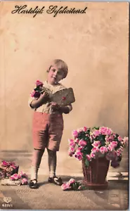 Feliz cumpleaños estilo victoriano niña con flores y un sobre vintage RPPC B198 - Imagen 1 de 2