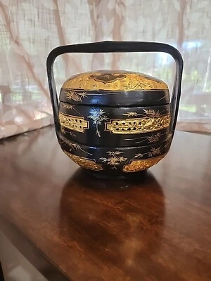 Cesta de boda asiática vintage contenedor lacado oriental con detalles de mimbre Foto 1 de 4