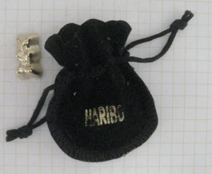 GOLDBÄR / HARIBO IM SCHÄCKCHEN ............................. Süßwaren Pin (815) - Bild 1 von 1
