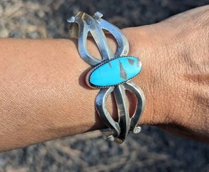 Navajo Cuff Bracelet Sterling Silver Signed NA Turquoise Jewelry Tufa Cast sz 8 - Picture 1 of 10