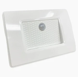 Faretto LED segnapassi con sensore movimento - Placca bianca per cassetta 503 - Foto 1 di 24