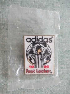 PIN’S BADGE BUTTON : ADIDAS 1994 FOOT LOCKER – FOOTBALL SPORT CHAUSSURE COUPE DU - Imagen 1 de 3