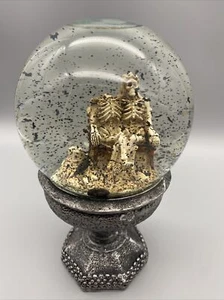 Halloween Globo de Nieve Esqueletos Sentados 8" Alto LEER SIN CABEZA - Imagen 1 de 5