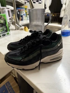 Nike Air Max 95 Boys Size 6Y Womens 7.5 Black Green Sneakers 905348-027 - Picture 1 of 10