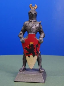 Cavaliere su piedistallo scudo colorato armatura corna su elmo circa 9 cm VF 574 - Foto 1 di 4