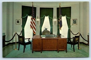 Schreibtischstühle und Flaggen in Herbert Hoover Bibliothek in West Branch Iowa Postkarte - Bild 1 von 2