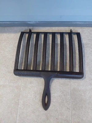 Parrilla de hierro fundido antigua para carne Foto 1 de 4