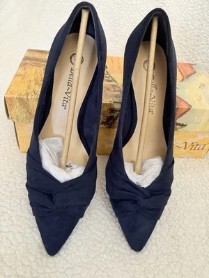 BELLA VITA Pettigrew Navy Blue Faux Super Suede Kitten Heel Twist Accent NEW 7.5 - Image 1 of 4