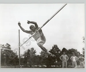 Mann nimmt am HIGH JUMP Wettbewerb 1960er Jahre Pressefoto Sportstrecke & Feld teil - Bild 1 von 2
