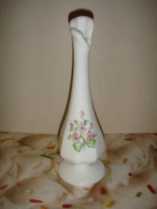 Fenton Glass Violets In Snow Bud Vase - Picture 1 of 6