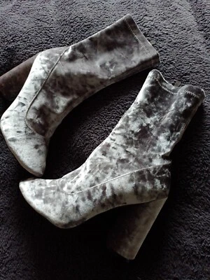 BOOHOO CALCETÍN TOP GRIS TACÓN TERCIOPELO BOTAS CON CREMALLERA REINO UNIDO 7 Foto 1 de 4