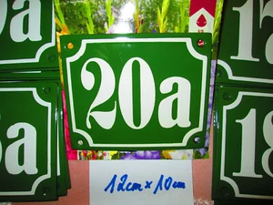 Hausnummer Nr. 20a weiße Zahl auf grünem  Hintergrund 12 cm x 10 cm Emaille - Picture 1 of 12