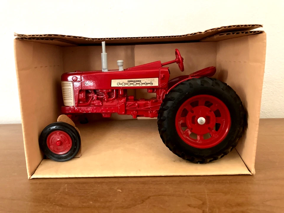 Ertl McCormick Farmall 350 Tractor Diecast 1 16
