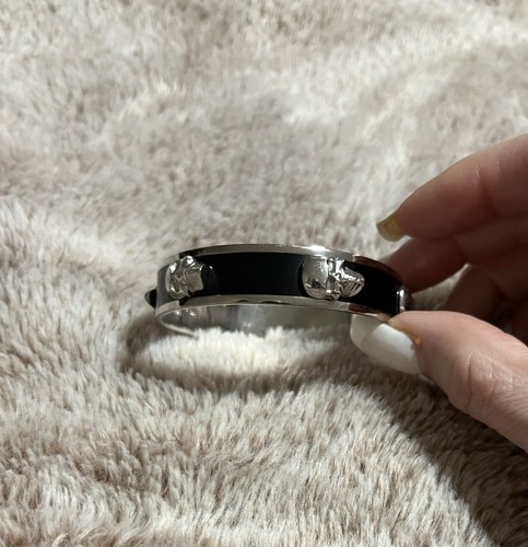 Bracciale Alexander McQueen con teschio in metallo nero e argento