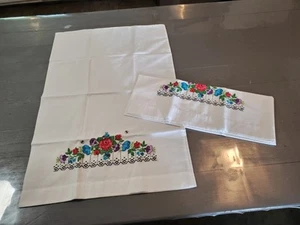 Vtg New Hand Embroidered Pillowcases Floral Blue Pink Standard Sz Bee Farmhouse - Picture 1 of 6