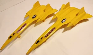 Coppia giocattoli vintage U.S. Air Force jet anni 70 plastica gialla 12" con decalcomanie pilota - Foto 1 di 12