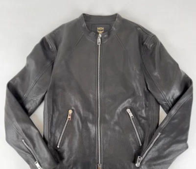 1950 美元 MCM 男式黑色皮革拉链轰炸机夹克带格子标志 MHJASMV07BT0 — 第 1/4 张图片