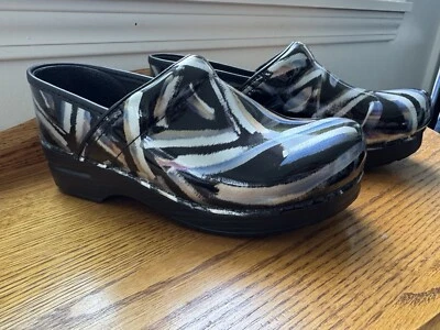 Zuecos Profesionales DANSKO Negro Charol Rayas Zapatos Talla 38 Nuevos Foto 1 de 4